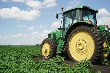 Tractor verde en el campo