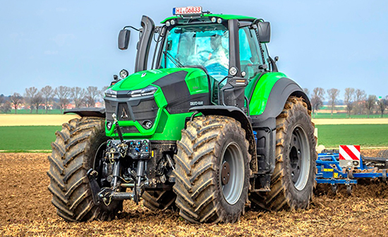 Tractor agricola en el campo