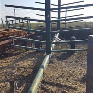 REMOLQUE CON TUBOS DE REGAR